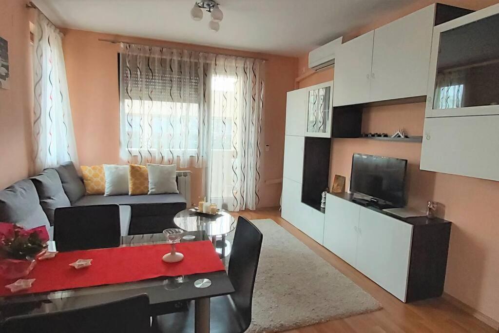 Mia's Apartment, Stylish One Bedroom דירה *